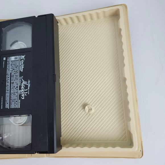 Walt Disney Aladdin VHS Movie Classic Clamshell 1993 Pre-Owned Not Tested - Picture 7 of 9